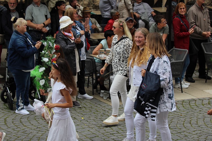 211. Brunnenfestumzug in Bad Langensalza mit vielen fr&ouml;hlichen Akteuren