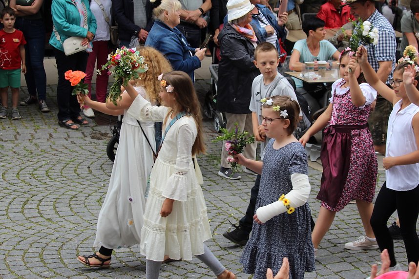 211. Brunnenfestumzug in Bad Langensalza mit vielen fr&ouml;hlichen Akteuren