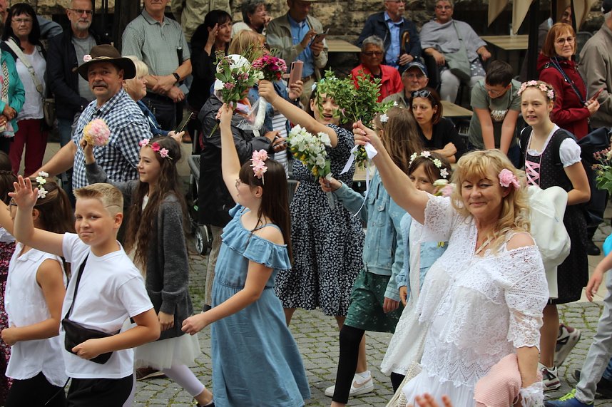 211. Brunnenfestumzug in Bad Langensalza mit vielen fr&ouml;hlichen Akteuren