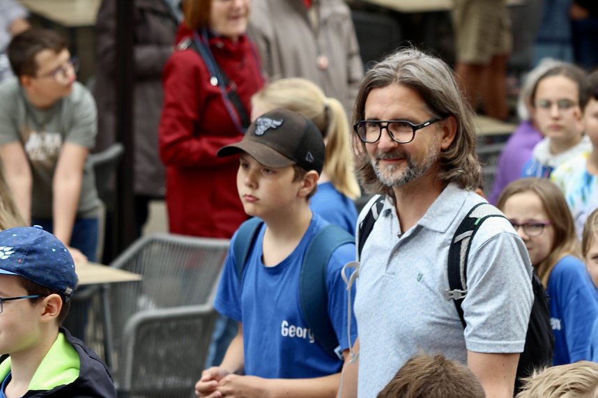 211. Brunnenfestumzug in Bad Langensalza mit vielen fr&ouml;hlichen Akteuren
