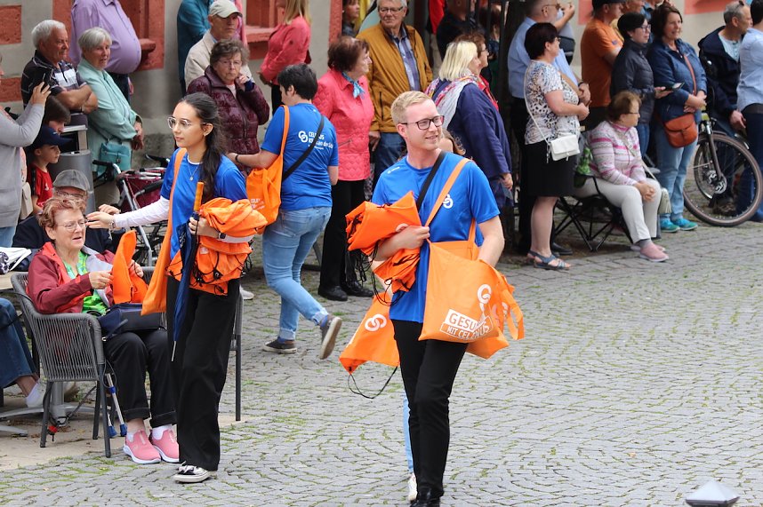 211. Brunnenfestumzug in Bad Langensalza mit vielen fr&ouml;hlichen Akteuren