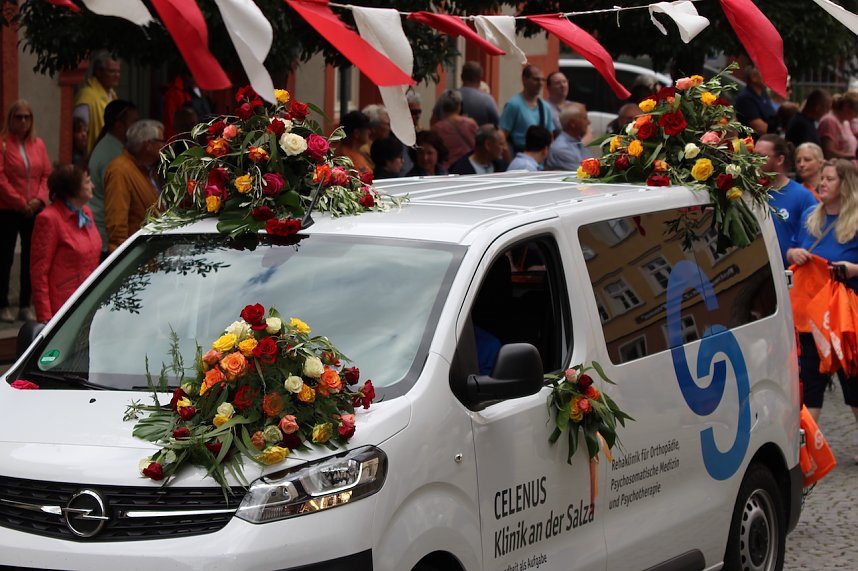211. Brunnenfestumzug in Bad Langensalza mit vielen fr&ouml;hlichen Akteuren