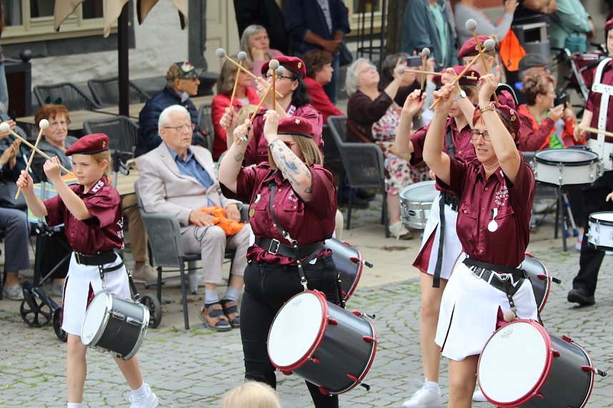 211. Brunnenfestumzug in Bad Langensalza mit vielen fr&ouml;hlichen Akteuren