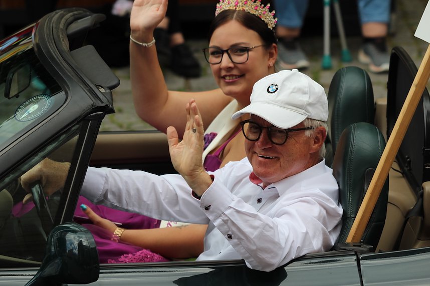 211. Brunnenfestumzug in Bad Langensalza mit vielen fr&ouml;hlichen Akteuren