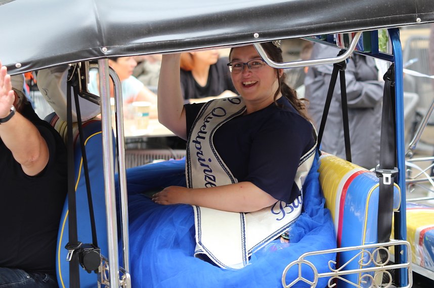211. Brunnenfestumzug in Bad Langensalza mit vielen fr&ouml;hlichen Akteuren