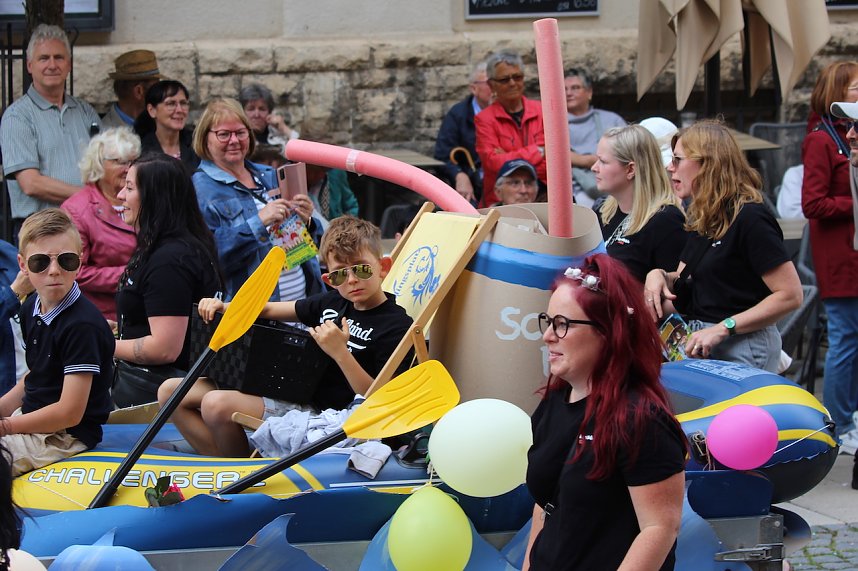 Teilnehmerinnen und Teilnehmer des Festumzuges zum 211. Brunnenfest in Bad Langensalza 