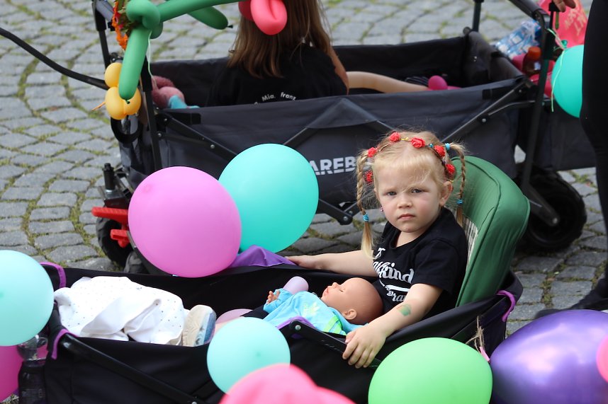 Teilnehmerinnen und Teilnehmer des Festumzuges zum 211. Brunnenfest in Bad Langensalza 