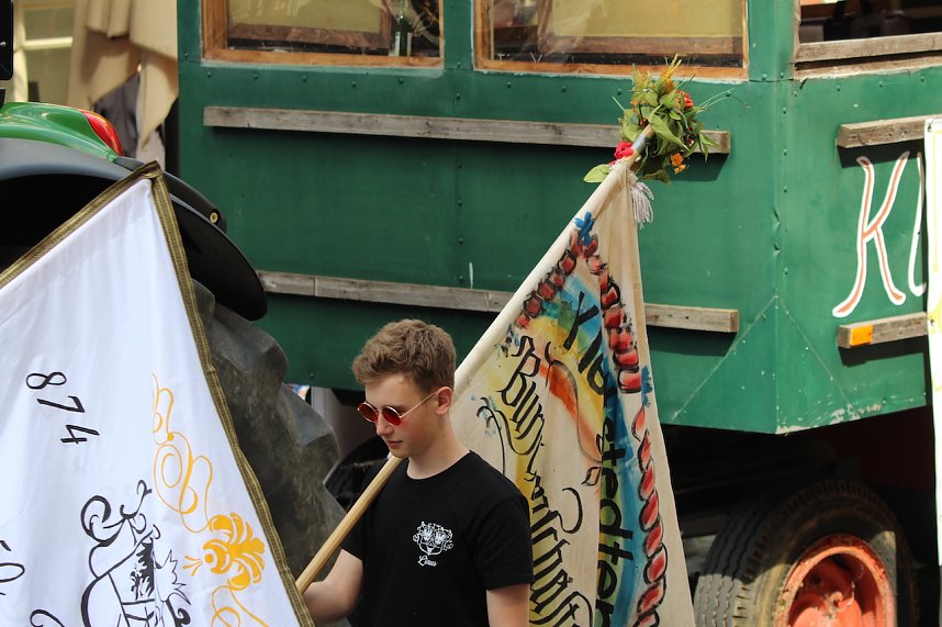 Teilnehmerinnen und Teilnehmer des Festumzuges zum 211. Brunnenfest in Bad Langensalza 