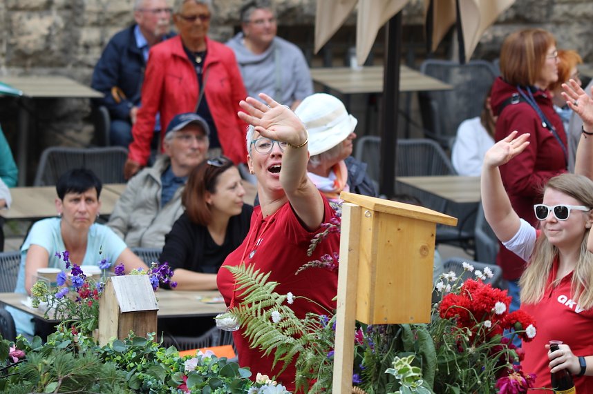 Teilnehmerinnen und Teilnehmer des Festumzuges zum 211. Brunnenfest in Bad Langensalza 