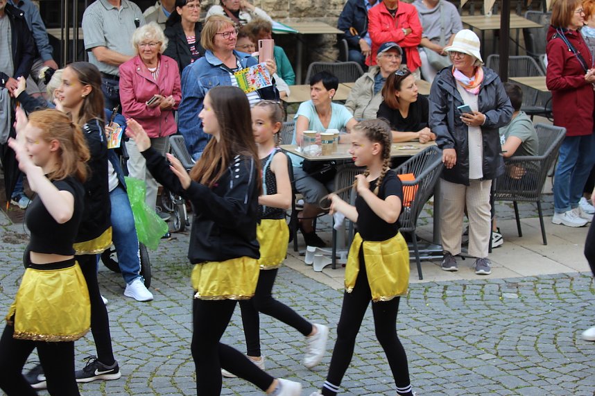 Teilnehmerinnen und Teilnehmer des Festumzuges zum 211. Brunnenfest in Bad Langensalza 