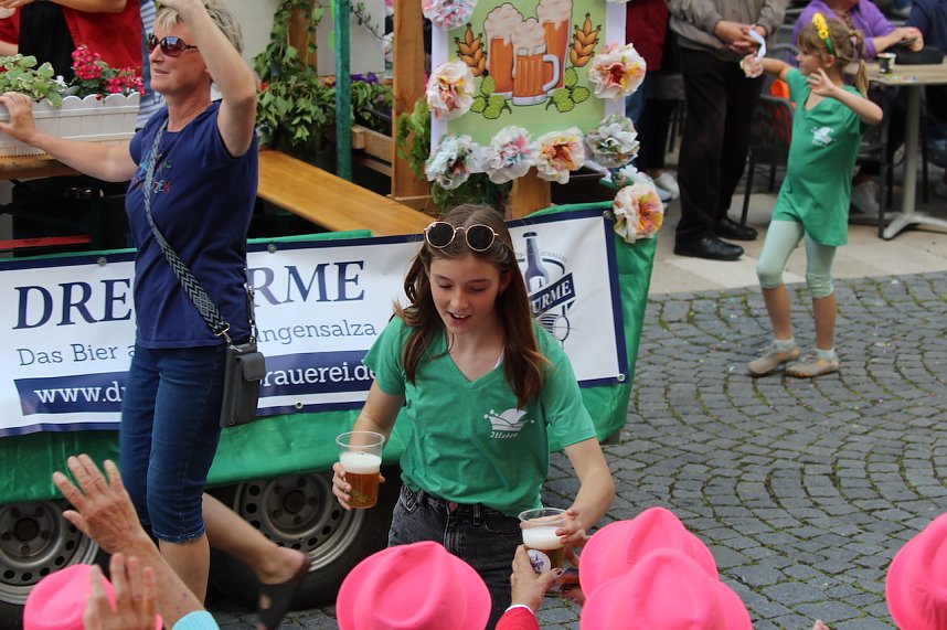 Teilnehmerinnen und Teilnehmer des Festumzuges zum 211. Brunnenfest in Bad Langensalza 