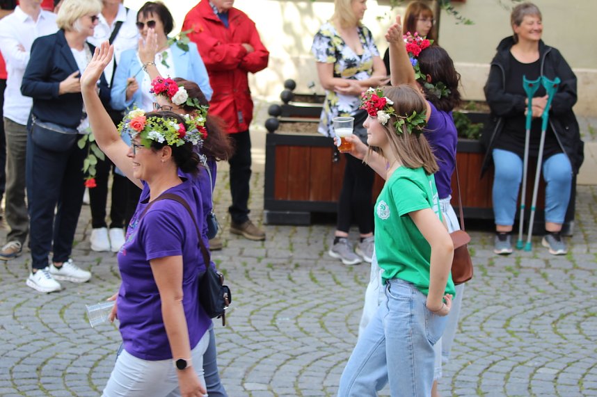 Teilnehmerinnen und Teilnehmer des Festumzuges zum 211. Brunnenfest in Bad Langensalza 