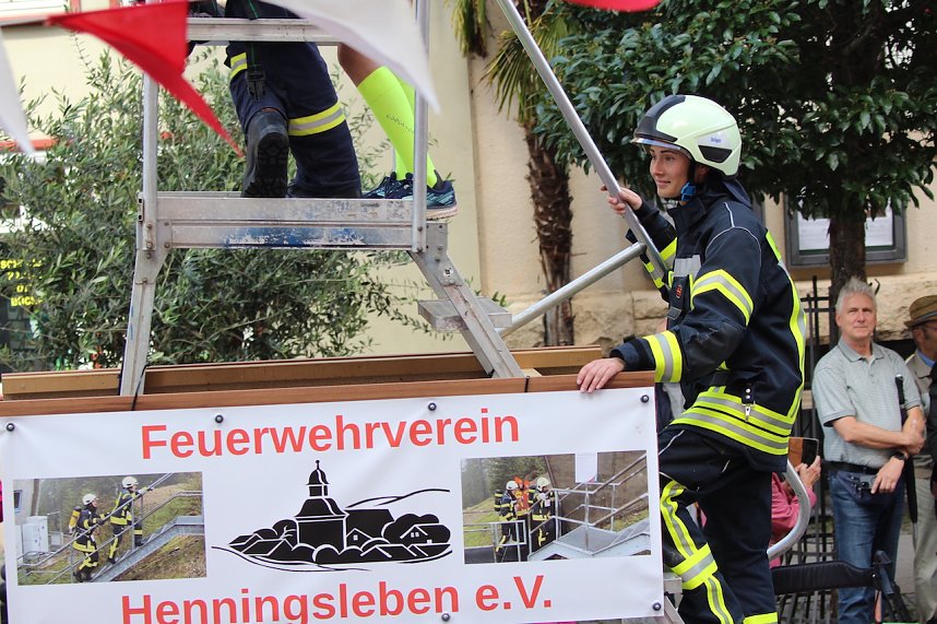 Teilnehmerinnen und Teilnehmer des Festumzuges zum 211. Brunnenfest in Bad Langensalza 
