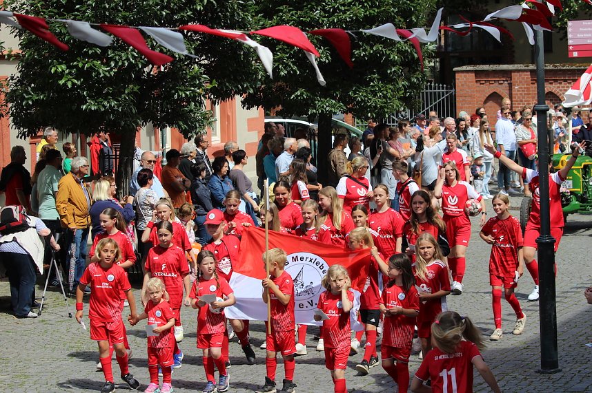 Teilnehmerinnen und Teilnehmer des Festumzuges zum 211. Brunnenfest in Bad Langensalza 