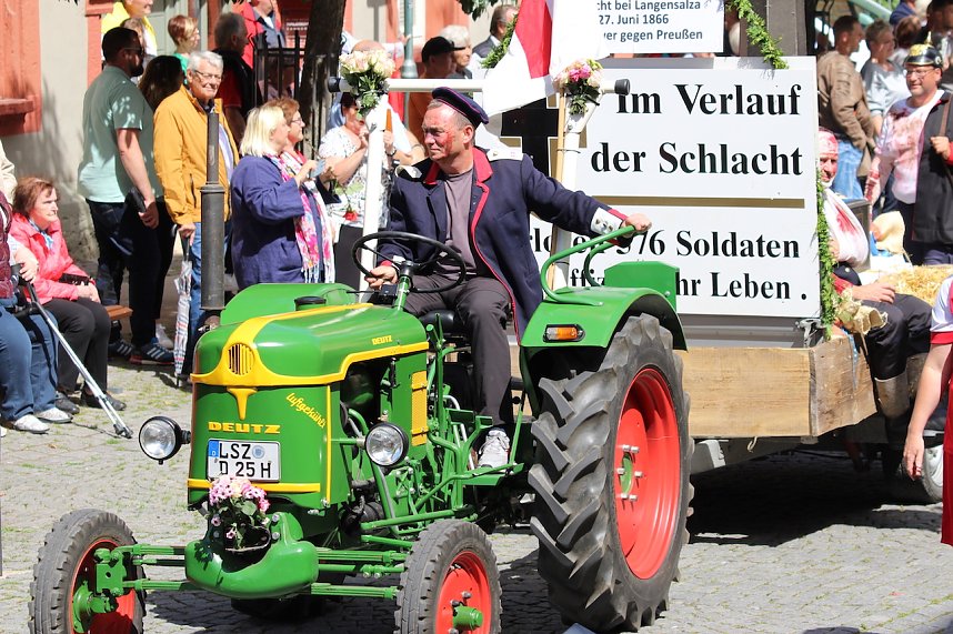 Teilnehmerinnen und Teilnehmer des Festumzuges zum 211. Brunnenfest in Bad Langensalza 