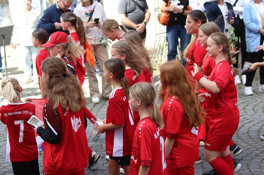 Teilnehmerinnen und Teilnehmer des Festumzuges zum 211. Brunnenfest in Bad Langensalza 