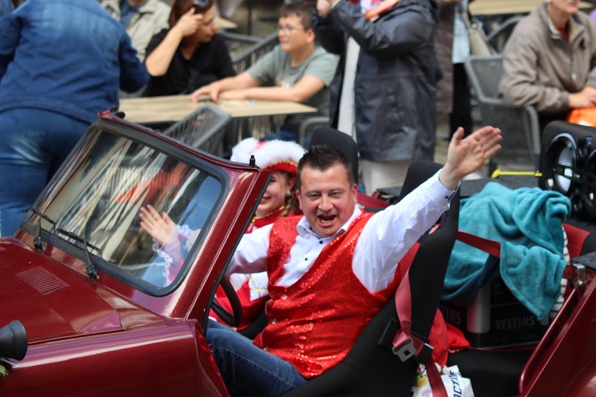 Teilnehmerinnen und Teilnehmer des Festumzuges zum 211. Brunnenfest in Bad Langensalza 