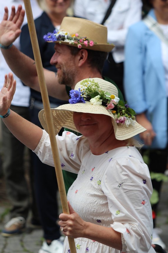 Teilnehmerinnen und Teilnehmer des Festumzuges zum 211. Brunnenfest in Bad Langensalza 
