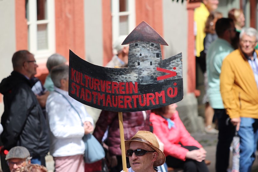 Teilnehmerinnen und Teilnehmer des Festumzuges zum 211. Brunnenfest in Bad Langensalza 