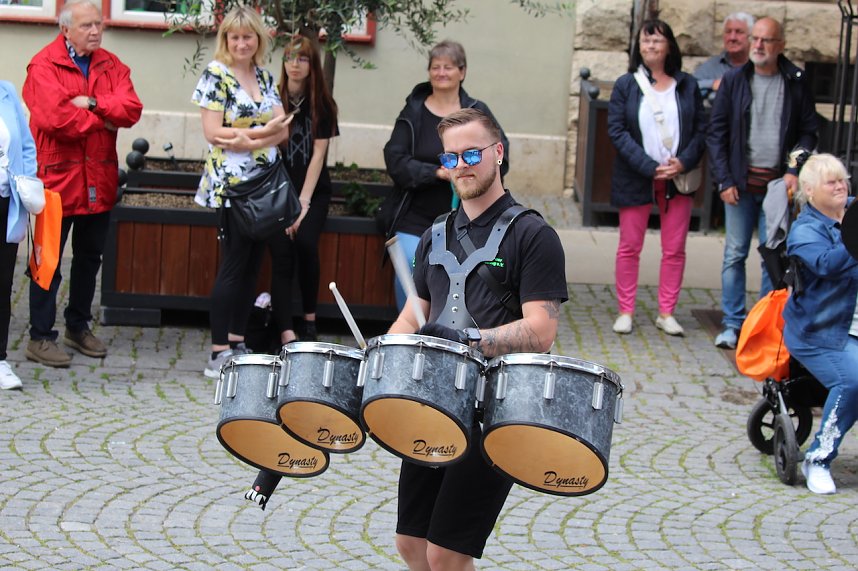 Teilnehmerinnen und Teilnehmer des Festumzuges zum 211. Brunnenfest in Bad Langensalza 