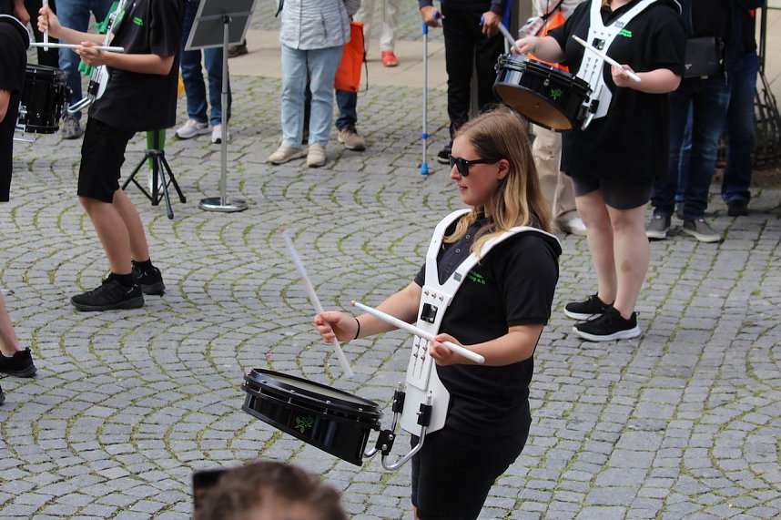 Teilnehmerinnen und Teilnehmer des Festumzuges zum 211. Brunnenfest in Bad Langensalza 