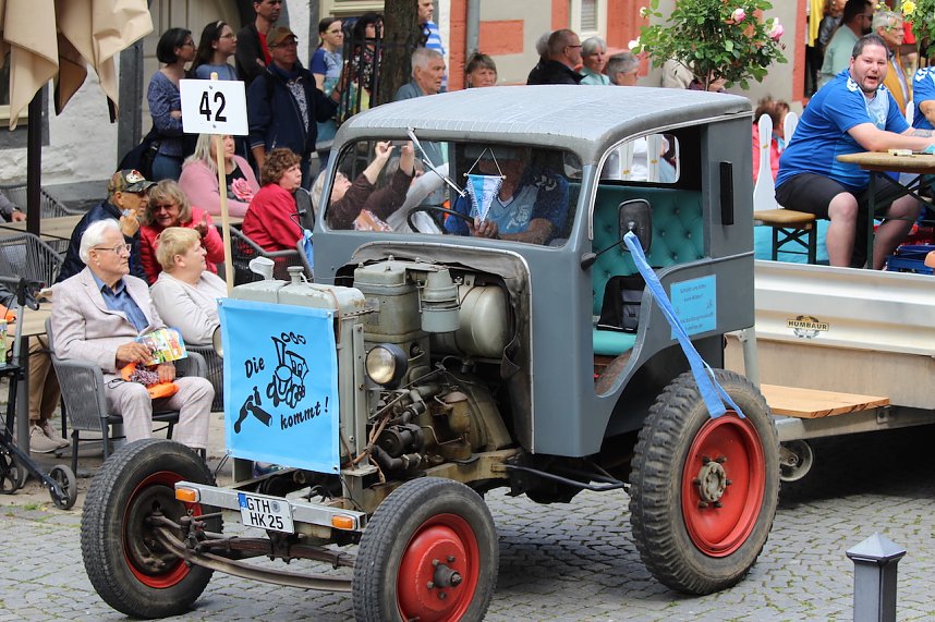 Teilnehmerinnen und Teilnehmer des Festumzuges zum 211. Brunnenfest in Bad Langensalza 