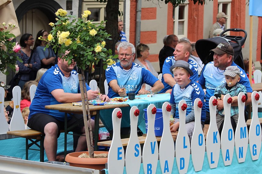 Teilnehmerinnen und Teilnehmer des Festumzuges zum 211. Brunnenfest in Bad Langensalza 