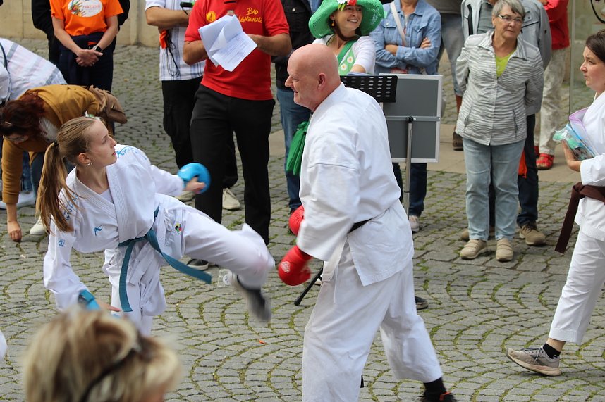 Teilnehmerinnen und Teilnehmer des Festumzuges zum 211. Brunnenfest in Bad Langensalza 