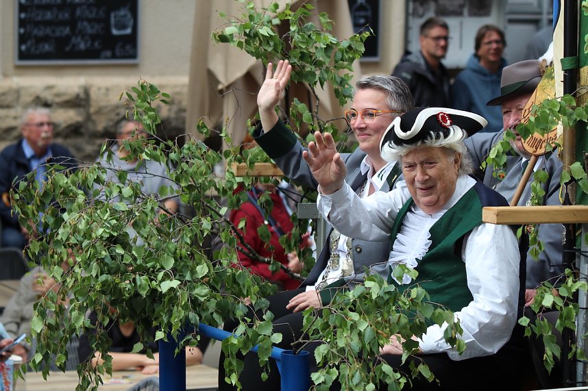Teilnehmerinnen und Teilnehmer des Festumzuges zum 211. Brunnenfest in Bad Langensalza 