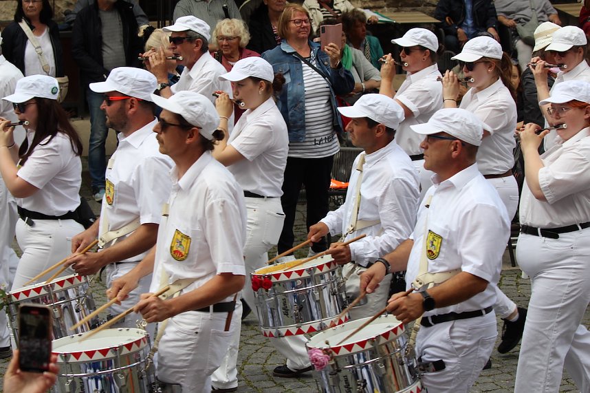 Teilnehmerinnen und Teilnehmer des Festumzuges zum 211. Brunnenfest in Bad Langensalza 