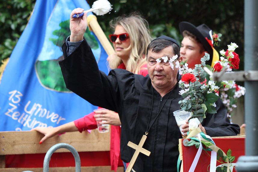 Teilnehmerinnen und Teilnehmer des Festumzuges zum 211. Brunnenfest in Bad Langensalza 