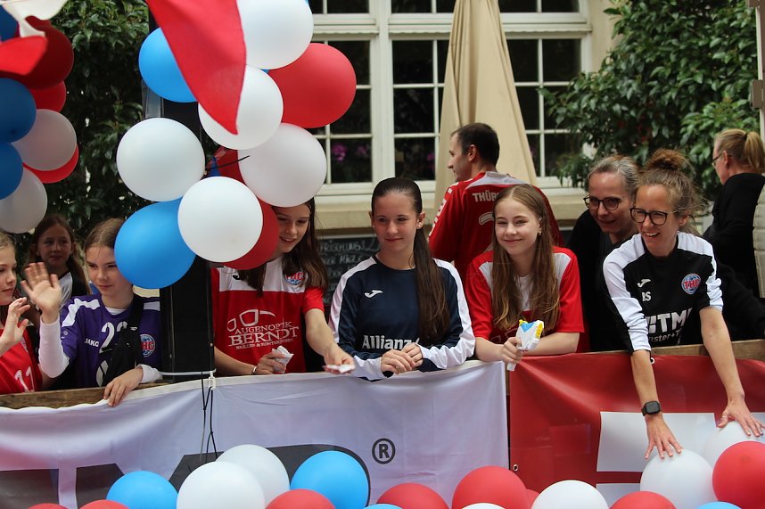 Teilnehmerinnen und Teilnehmer des Festumzuges zum 211. Brunnenfest in Bad Langensalza 