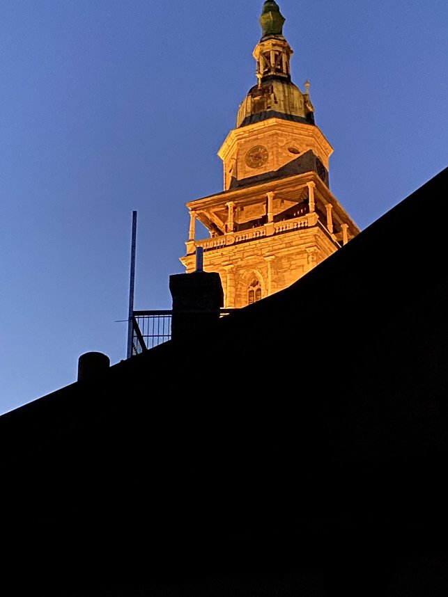 Das Jahr 2024 in Bad Langensalza - Angestrahlte Marktkirche im Abendlicht