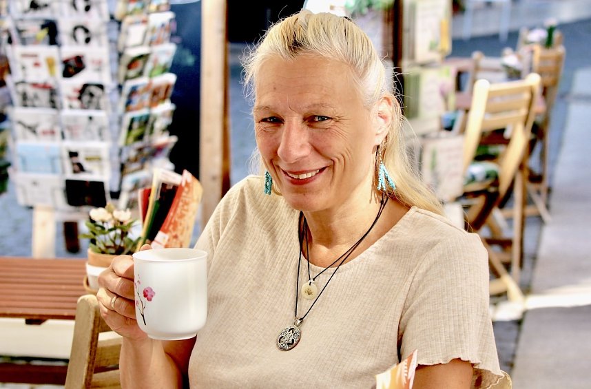 Das Jahr 2024 in Bad Langensalza - Stephanie Schwich probiert jeden Tee erst selbst, bevor Sie ihn ihren Kunden anbietet
