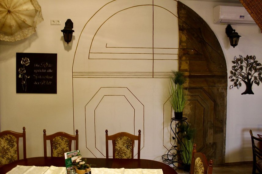 "Nostalgisches Caf&eacute; im EG" ist seit heute in Teetruhe er&ouml;ffnet