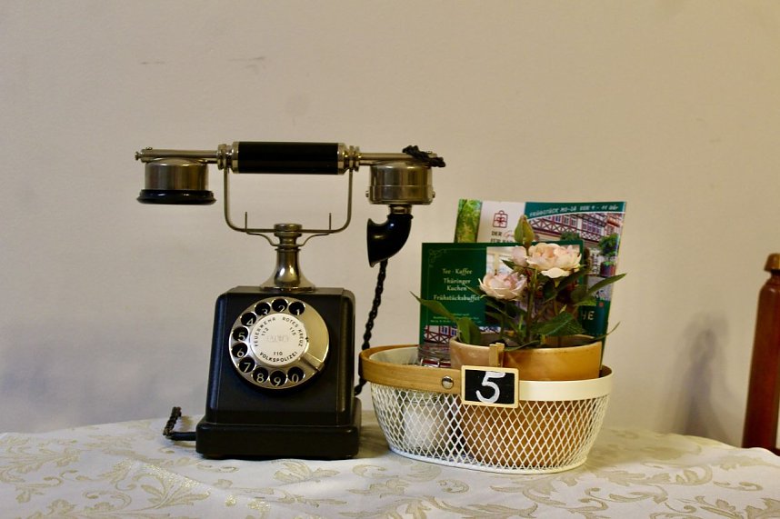 "Nostalgisches Caf&eacute; im EG" ist seit heute in Teetruhe er&ouml;ffnet