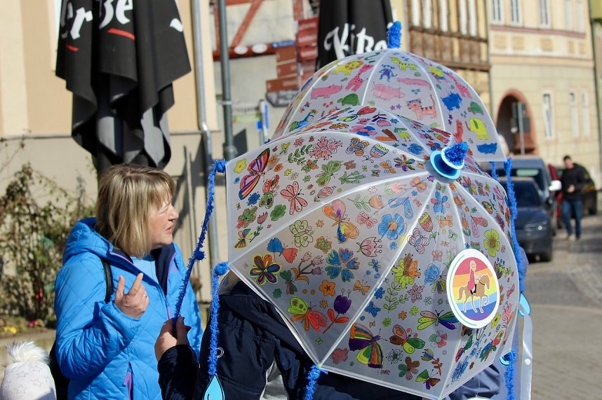 Einhundertundzwanzig Kindergartenkinder feierten mit ihren Erzieherinnen und Erziehern das 20. Jubil&auml;um des Schwefel-Sole-Heilbades Bad Langensalza mit einem Festumzug
