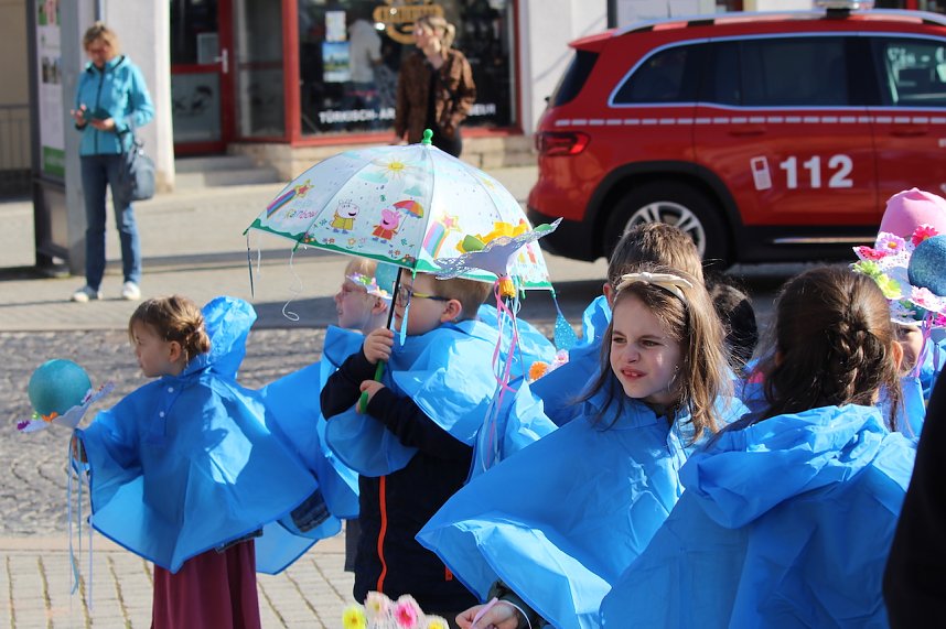 Einhundertundzwanzig Kindergartenkinder feierten mit ihren Erzieherinnen und Erziehern das 20. Jubil&auml;um des Schwefel-Sole-Heilbades Bad Langensalza mit einem Festumzug