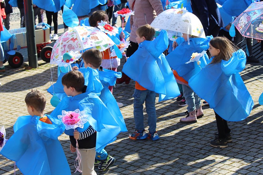 Einhundertundzwanzig Kindergartenkinder feierten mit ihren Erzieherinnen und Erziehern das 20. Jubil&auml;um des Schwefel-Sole-Heilbades Bad Langensalza mit einem Festumzug