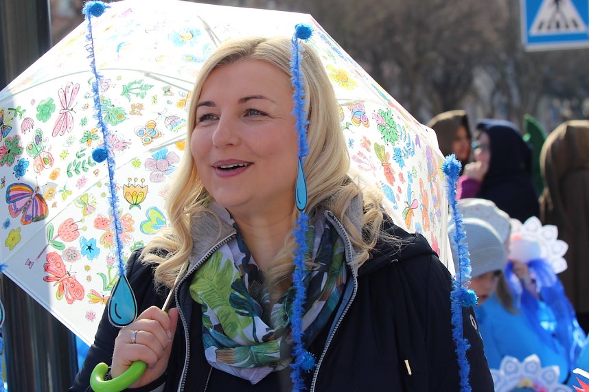 Einhundertundzwanzig Kindergartenkinder feierten mit ihren Erzieherinnen und Erziehern das 20. Jubil&auml;um des Schwefel-Sole-Heilbades Bad Langensalza mit einem Festumzug