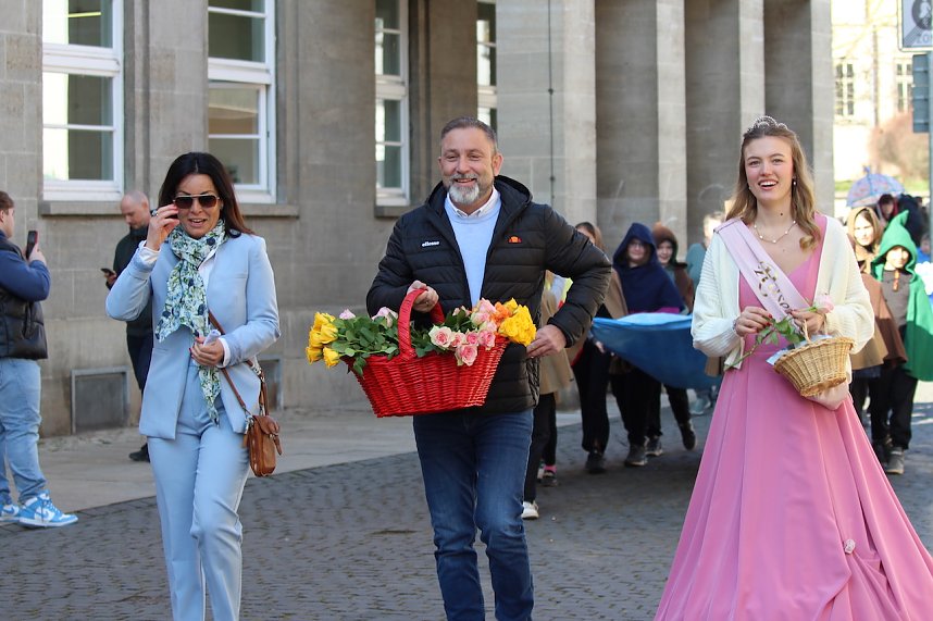 Einhundertundzwanzig Kindergartenkinder feierten mit ihren Erzieherinnen und Erziehern das 20. Jubil&auml;um des Schwefel-Sole-Heilbades Bad Langensalza mit einem Festumzug