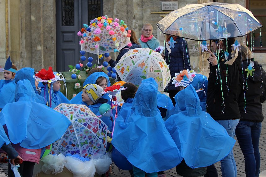 Einhundertundzwanzig Kindergartenkinder feierten mit ihren Erzieherinnen und Erziehern das 20. Jubil&auml;um des Schwefel-Sole-Heilbades Bad Langensalza mit einem Festumzug