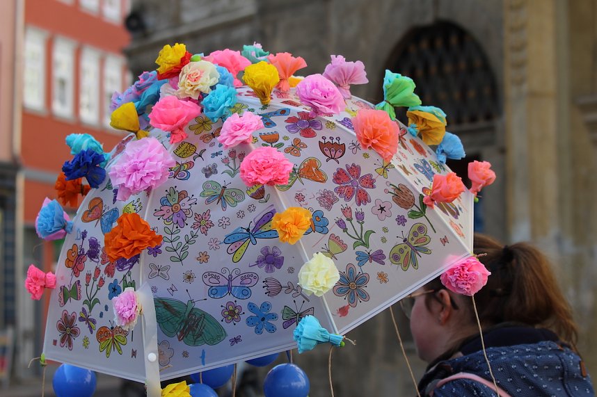 Einhundertundzwanzig Kindergartenkinder feierten mit ihren Erzieherinnen und Erziehern das 20. Jubil&auml;um des Schwefel-Sole-Heilbades Bad Langensalza mit einem Festumzug