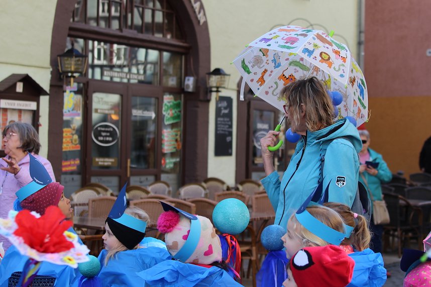 Einhundertundzwanzig Kindergartenkinder feierten mit ihren Erzieherinnen und Erziehern das 20. Jubil&auml;um des Schwefel-Sole-Heilbades Bad Langensalza mit einem Festumzug