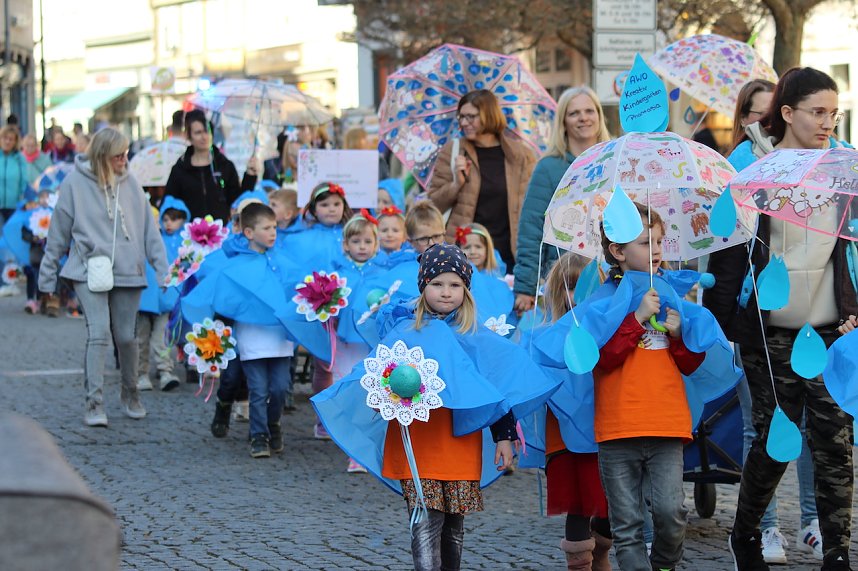 Einhundertundzwanzig Kindergartenkinder feierten mit ihren Erzieherinnen und Erziehern das 20. Jubil&auml;um des Schwefel-Sole-Heilbades Bad Langensalza mit einem Festumzug