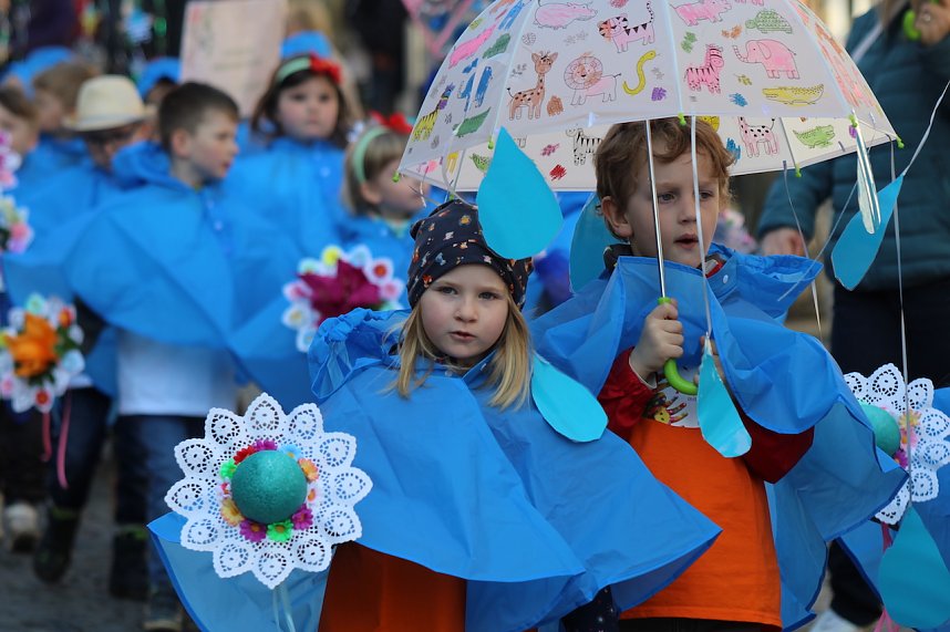 Einhundertundzwanzig Kindergartenkinder feierten mit ihren Erzieherinnen und Erziehern das 20. Jubil&auml;um des Schwefel-Sole-Heilbades Bad Langensalza mit einem Festumzug