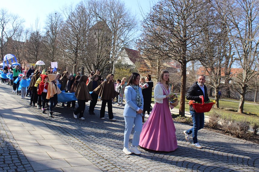 Einhundertundzwanzig Kindergartenkinder feierten mit ihren Erzieherinnen und Erziehern das 20. Jubil&auml;um des Schwefel-Sole-Heilbades Bad Langensalza mit einem Festumzug