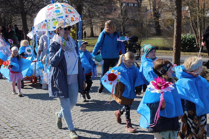 Einhundertundzwanzig Kindergartenkinder feierten mit ihren Erzieherinnen und Erziehern das 20. Jubil&auml;um des Schwefel-Sole-Heilbades Bad Langensalza mit einem Festumzug