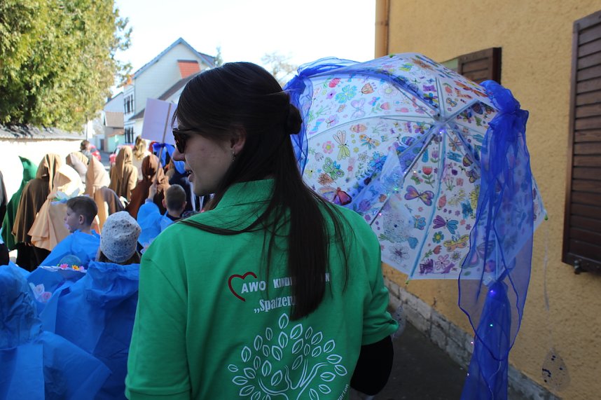 Einhundertundzwanzig Kindergartenkinder feierten mit ihren Erzieherinnen und Erziehern das 20. Jubil&auml;um des Schwefel-Sole-Heilbades Bad Langensalza mit einem Festumzug
