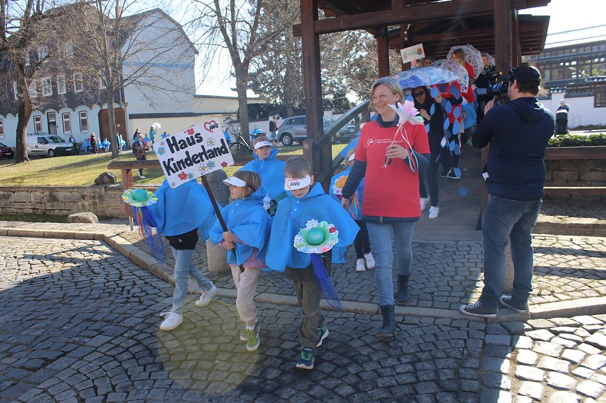 Einhundertundzwanzig Kindergartenkinder feierten mit ihren Erzieherinnen und Erziehern das 20. Jubil&auml;um des Schwefel-Sole-Heilbades Bad Langensalza mit einem Festumzug
